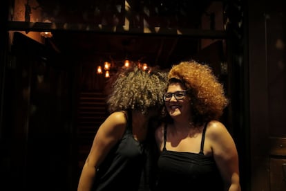 Duas mulheres falam em um bar da cidade de Damasco, o 13 de setembro de 2018.