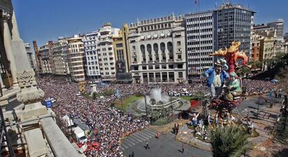 La plaza del Ayuntamiento de Valencia, durante una 'mascletà' de las Fallas de 2012.
