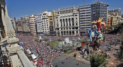 La plaza del Ayuntamiento de Valencia, durante una &#039;masclet&agrave;&#039; de las Fallas de 2012.