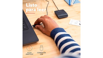 Lector de DNI sobre fondo blanco.