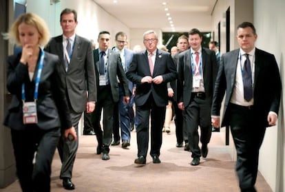 En el centro d ela imagen, el presidente de la Comisión Europea, Jean-Claude Juncker, a su llegada a la cumbre del G20 celebrada en Brisbane (Australia)