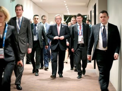En el centro d ela imagen, el presidente de la Comisión Europea, Jean-Claude Juncker, a su llegada a la cumbre del G20 celebrada en Brisbane (Australia)