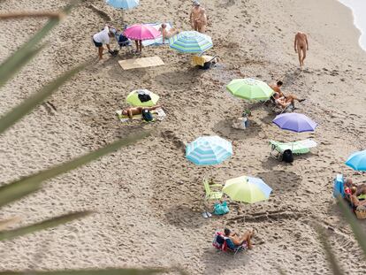 Vista de la playa naturista de Benalmádena, Benalnatura, este jueves.