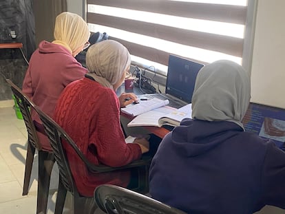 Jóvenes estudian en el espacio Fiber Hub de Jan Yunis, en la franja de Gaza, donde acceden a Internet de alta velocidad y a recursos educativos para continuar sus estudios, el pasado 28 de enero.