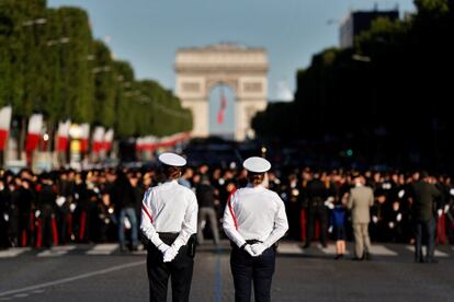La policía francesa hace guardia antes del inicio del desfile militar en los Campos Elíseos.