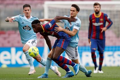 El jugador del FC Barcelona Ilaix Moriba protege el balón ante la defensa de Dennis Suárez, del Celta de Vigo, durante el partido de la penúltima jornada de LaLiga.