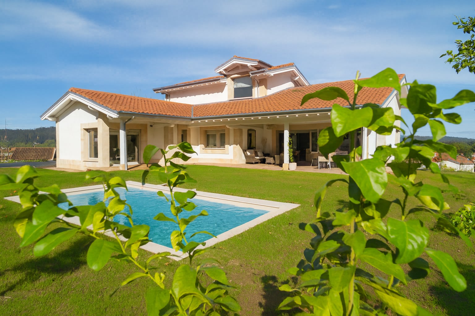 Tre case sul lago Orta in Piemonte vendute per quasi 5 milioni di euro