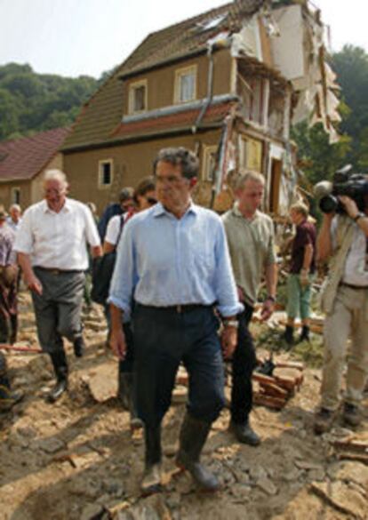 Prodi visita una de las zonas afectadas por las riadas en Alemania.