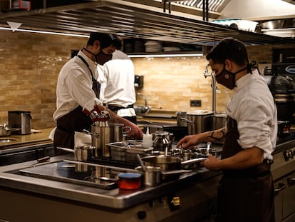 Equipo de Montia en la cocina, en una foto cedida.