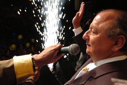 El multimillonario Alvaro Noboa, candidato por el Partido Renovador Institucional de Acción Nacional (PRIAN) para la presidencia del Ecuador, en un momento del discurso ofrecido este miércoles durante su cierre de campaña en la ciudad de Quito.