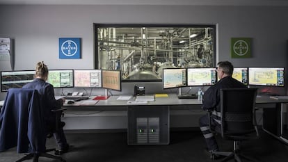 Sala de control del área química de la fábrica de ácido acetilsalicílico de Bayer en Asturias.