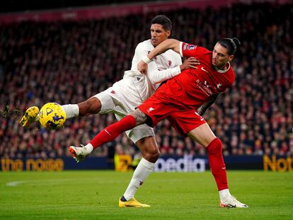 Varane le gana la posición a Darwin Núñez en la pugna por un balón, este domingo en Anfield.