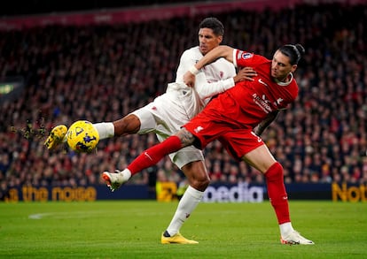 Varane le gana la posición a Darwin Núñez en la pugna por un balón, este domingo en Anfield.