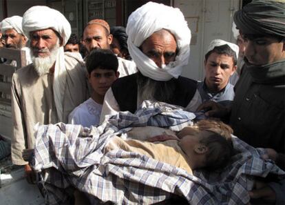 Familiares de niños afganos fallecidos durante un bombardeo de la OTAN llevan sus cuerpos a Lashkar Gah, la capital de la provincia de Helmand, para denunciar el ataque.