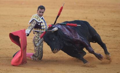 El Fandi muletea de rodillas al toro al que le cortó ayer una oreja.