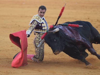 El Fandi muletea de rodillas al toro al que le cortó ayer una oreja.