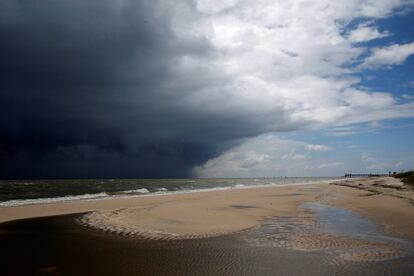 Las nubes de tormenta se ciernen sobre una playa cuando la tormenta tropical Gordon se acerca a Waveland, Misisipi.