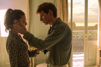 Úrsula Corberó y Eddie Redmayne, en 'The Day of the Jackal (Chacal)'.