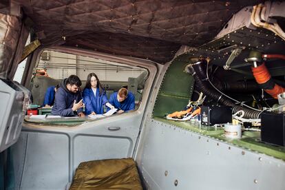 Alumnos y alumnas del Aguas Nuevas trabajan en helicópteros y reactores como parte de su formación.