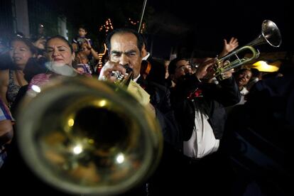 Una banda de mariachis toca alguna de las canciones de Juan Gabriel en Ciudad Juárez (México), el 2 de septiembre de 2016.