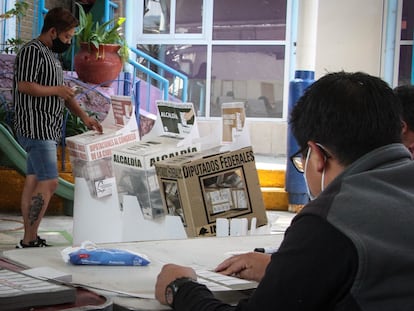 Una persona emite su voto en Ciudad de México, este 6 de junio.