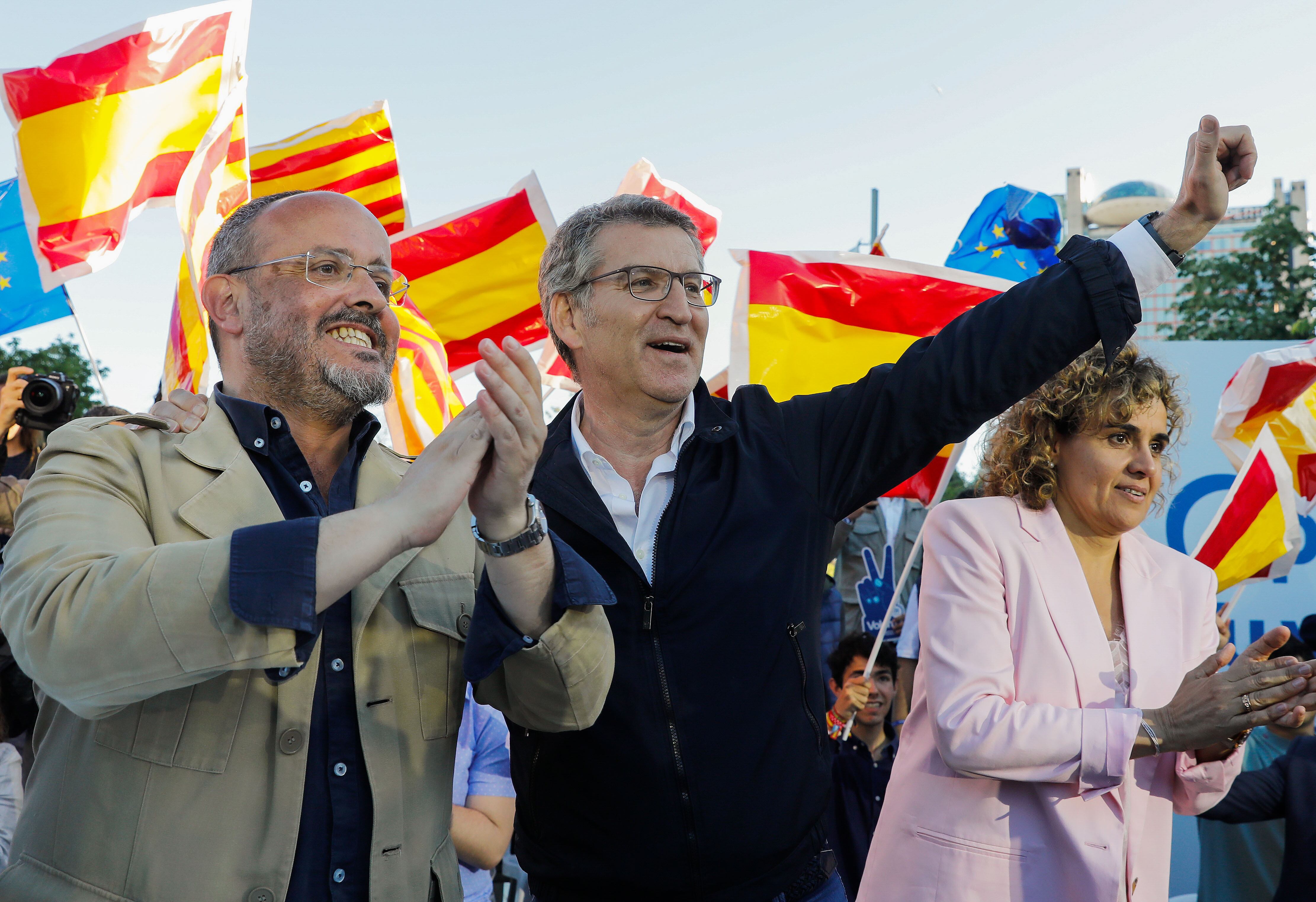 El presidente del PP, Alberto Núñez Feijóo (en el centro), acompañado por el candidato popular a la presidencia de la Generalitat, Alejandro Fernández (a la izquierda), con la dirigente Dolors Montserrat durante el mitin de clausura de la campaña de las elecciones catalanas en L'Hospitalet de Llobregat (Barcelona). 