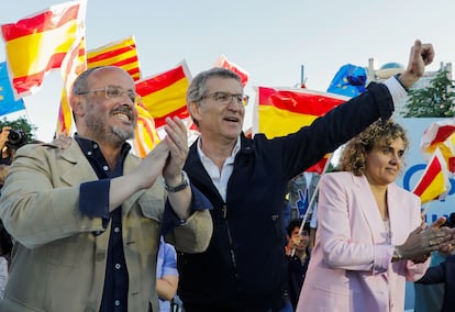 El presidente del PP, Alberto Núñez Feijóo (en el centro), acompañado por el candidato popular a la presidencia de la Generalitat, Alejandro Fernández (a la izquierda), con la dirigente Dolors Montserrat durante el mitin de clausura de la campaña de las elecciones catalanas en L'Hospitalet de Llobregat (Barcelona). 
