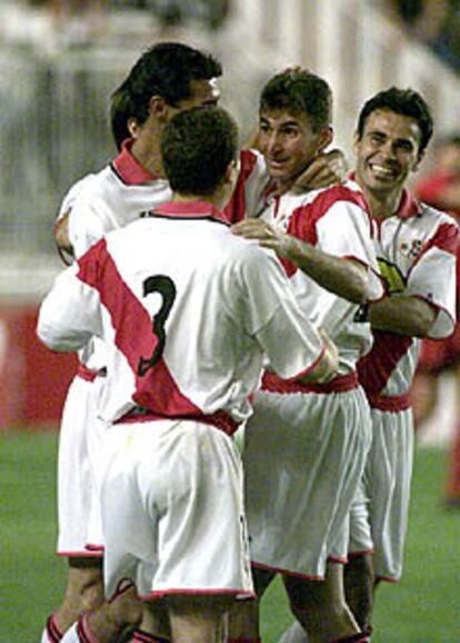 Celebración de un gol de Arteaga.