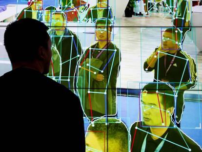Un hombre observa una demostración de software de análisis de movimiento humano en Pekín, China.