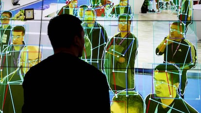 Un hombre observa una demostración de software de análisis de movimiento humano en Pekín, China.