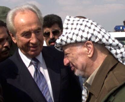 Peres y Arafat, poco después de su encuentro en el aeropuerto de Gaza.