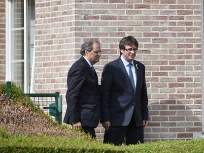 El expresidente catalán, Carles Puigdemont, con el actual presidente, Quim Torra, en su casa en Waterloo, en una foto de archivo.