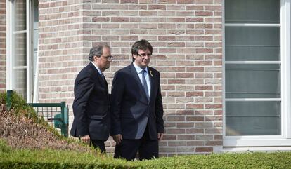 El expresidente catalán, Carles Puigdemont, con el actual presidente, Quim Torra, en su casa en Waterloo, en una foto de archivo.