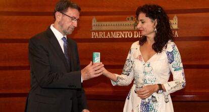 Mar&iacute;a Jes&uacute;s Montero entrega el Presupuesto al presidente del Parlamento.