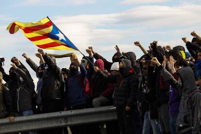 Cortes de la A-2 en protesta por la detención de Carles Puigdemont, el pasado 27 de marzo.