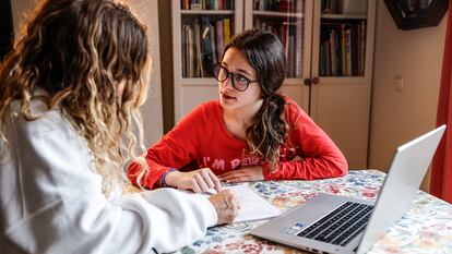Una estudiante de segundo de la ESO repasaba el miércoles en casa con su madre en Madrid.