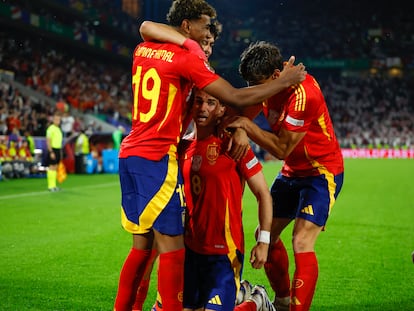 El centrocampista de la selección española de fútbol Fabián Ruiz celebra con sus compañeros tras marcar el segundo gol ante Georgia.