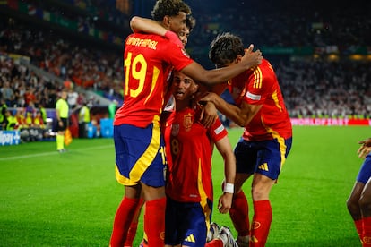 El centrocampista de la selección española de fútbol Fabián Ruiz celebra con sus compañeros tras marcar el segundo gol ante Georgia.