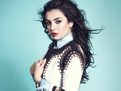 Charli XCX, veinteañera, millonaria y máquina de hacer hits