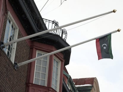 Jóvenes libios convencen al embajador e izan en el exterior de la sede diplomática en Estocolmo una bandera anterior a la llegada de Gadafi al poder en 1969