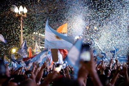 Miles de personas colman la Plaza de Mayo de Buenos Aires para celebrar la asunción presidencial de Alberto Fernández.