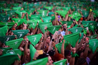 Cientos de mujeres levantan sus pañuelos verdes durante una movilización a favor del aborto, en Buenos Aires (Argentina), en una imagen de archivo.