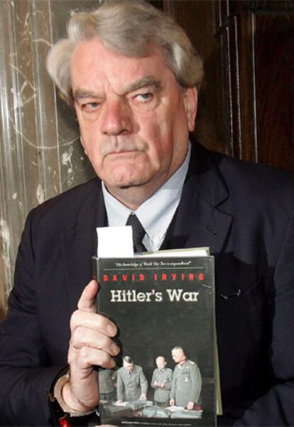 El historiador británico David Irving muestra su polémico libro durante el juicio celebrado en Viena.
