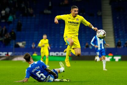 Yeremi Pino se lleva el balón ante Fernando Calero durante el partido entre el Villarreal y el Espanyol este miércoles.