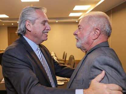 presidente electo de Brasil, Luis Inácio Lula da Silva, saluda al presidente de Argentina, Alberto Fernández