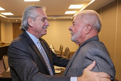 presidente electo de Brasil, Luis Inácio Lula da Silva, saluda al presidente de Argentina, Alberto Fernández