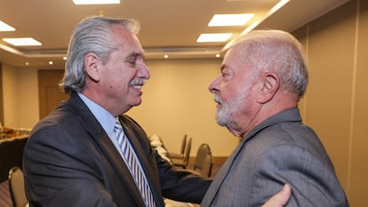 El presidente electo de Brasil, Luis Inácio Lula da Silva, saluda al presidente de Argentina, Alberto Fernández, durante el encuentro que mantuvieron este lunes 31 de octubre en São Paulo.
