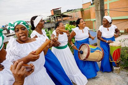 Cantadoras afro-colombianas en Tumaco, costa del Pacífico colombiano