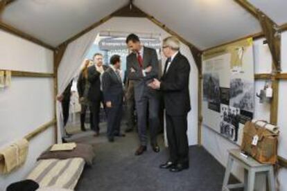 El príncipe Felipe pasea por la exposición de objetos antiguos en la central hidroeléctrica de Talarn, durante su visita con motivo del centenario de las primeras centrales hidroeléctricas de Cataluña.