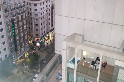 
Varios turistas alemanes cenan en un apartamento turístico de la Gran Vía. 
